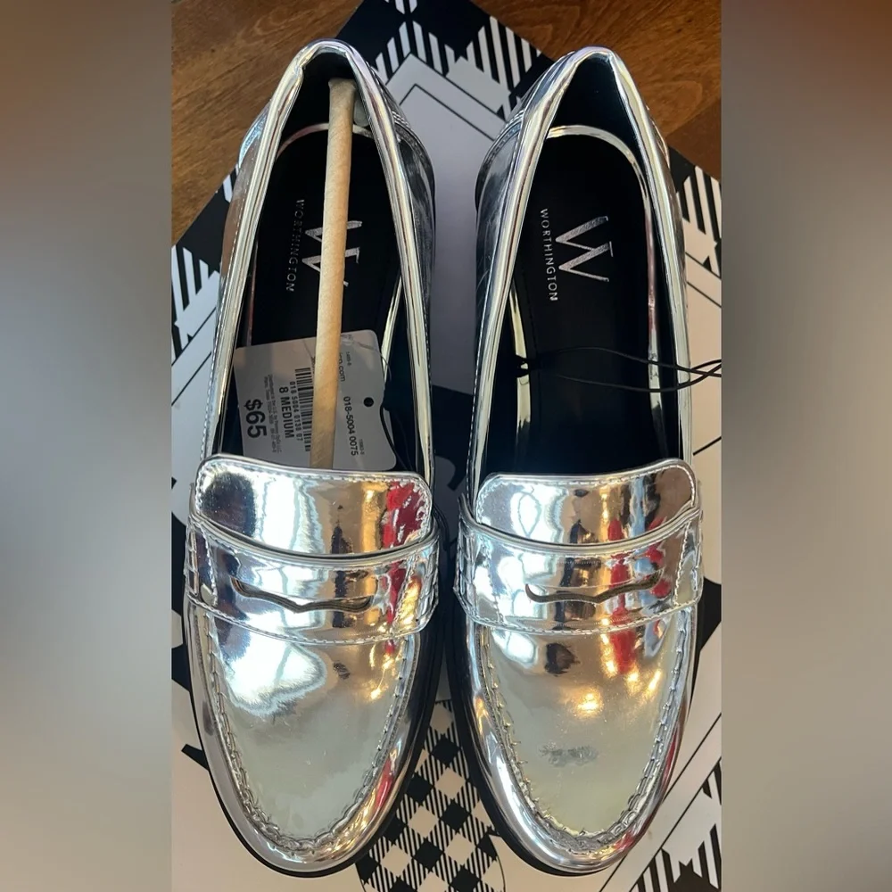 Worthington Shiny Silver Penny Loafers JC Penny Trending Size 8 New in Box - Picture 3 of 6